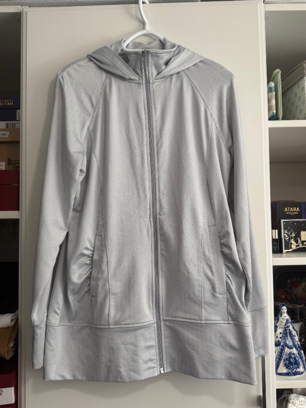Mondetta, Size L, Color white and light gray